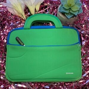 🌹 evecase • NWOT • Vibrant Green and Blue Neoprene Tablet Sleeve w/ Handle •••